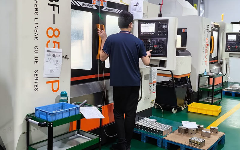 Dongguan Zhongwei Metal Products Co., Ltd linea di produzione del fabbricante