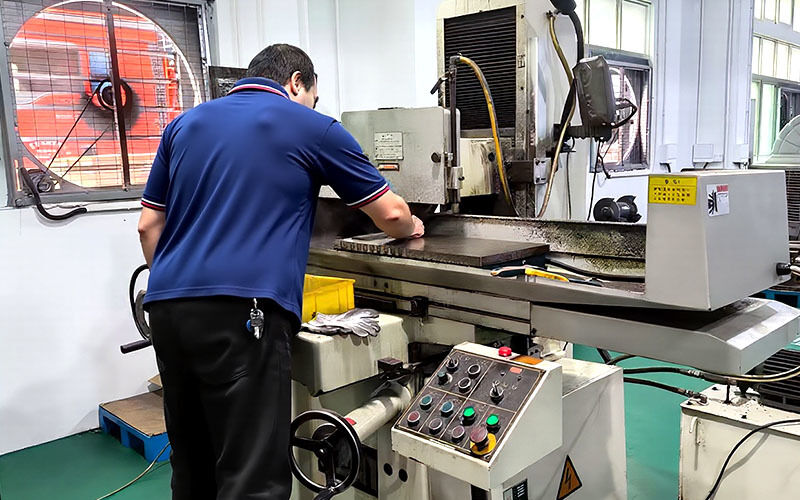 Dongguan Zhongwei Metal Products Co., Ltd linea di produzione del fabbricante