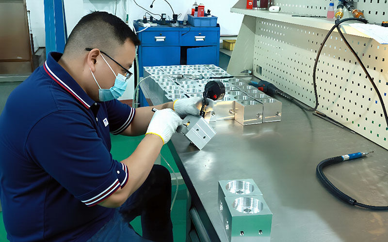 Dongguan Zhongwei Metal Products Co., Ltd linea di produzione del fabbricante