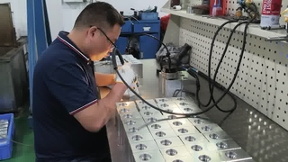 Sbavatura manuale dei blocchi valvole idrauliche garantendo passaggi dell'olio lisci