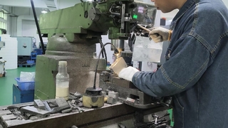 Finitura di precisione del processo di sbavatura del collettore idraulico per blocchi lavorati a CNC